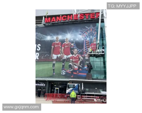 足球明星巨型海报图片展示运动激情与偶像魅力的完美结合